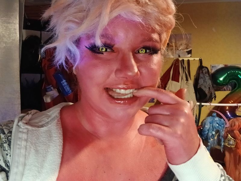 _fluffy_kiddo_ - Mina ashido casual