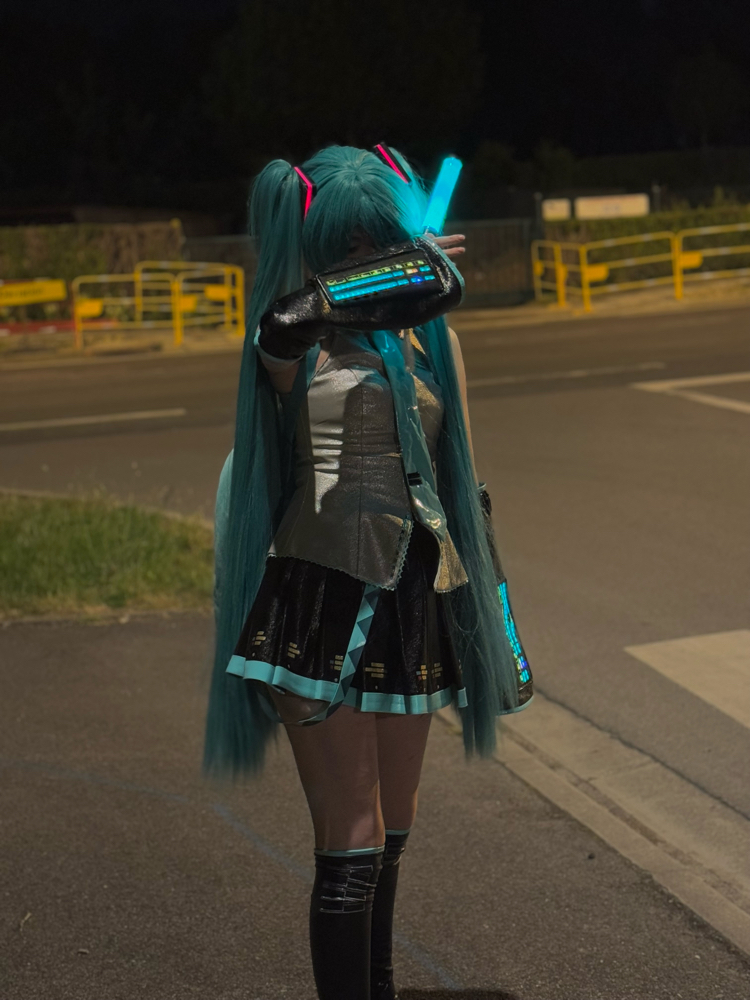HATSUNE MIKU 🌃 - Photo 2