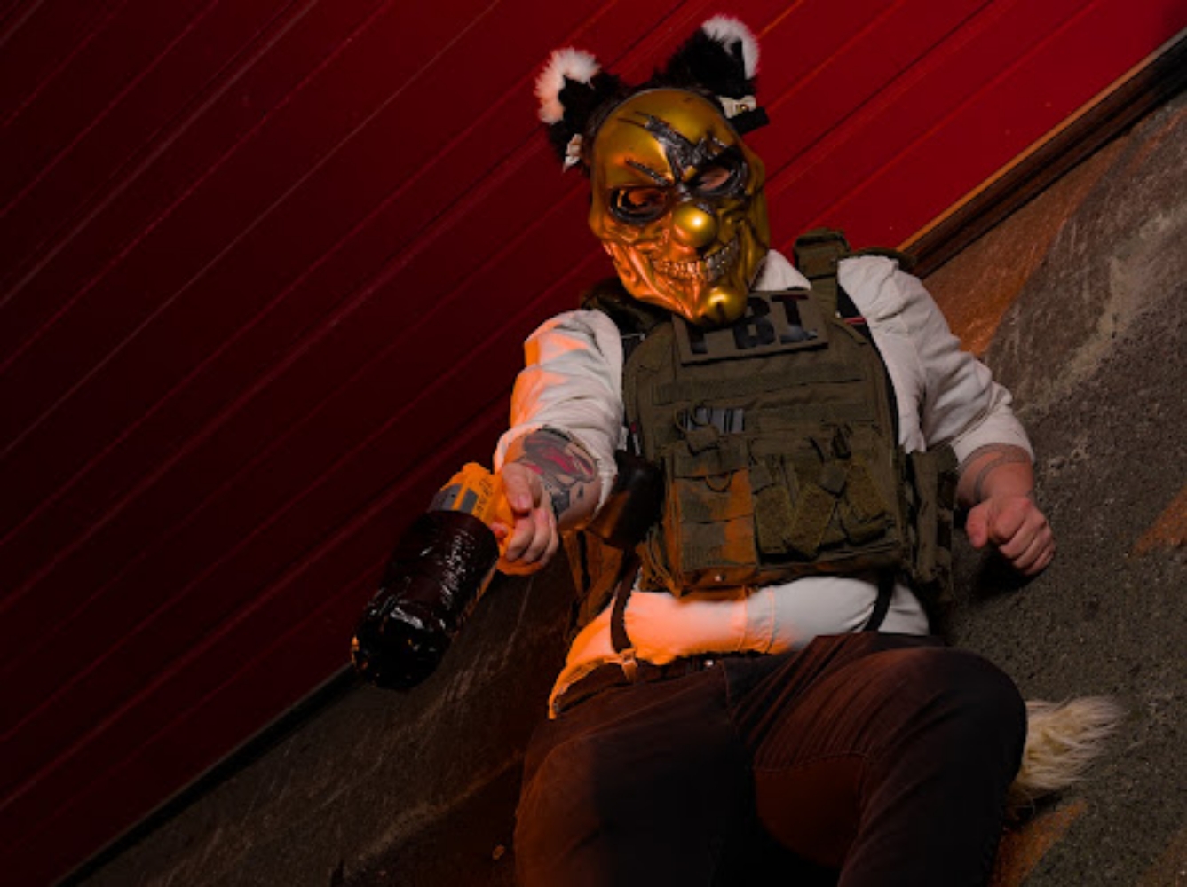 Wolf (golden mask) - Photo 3