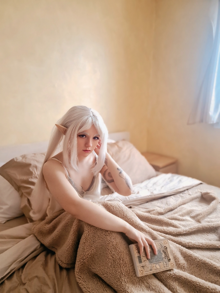 Frieren sleeping - Photo 16