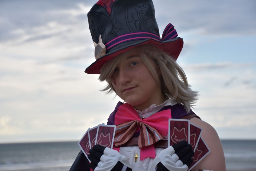 Atlas_cos• - Lyney devant la mer