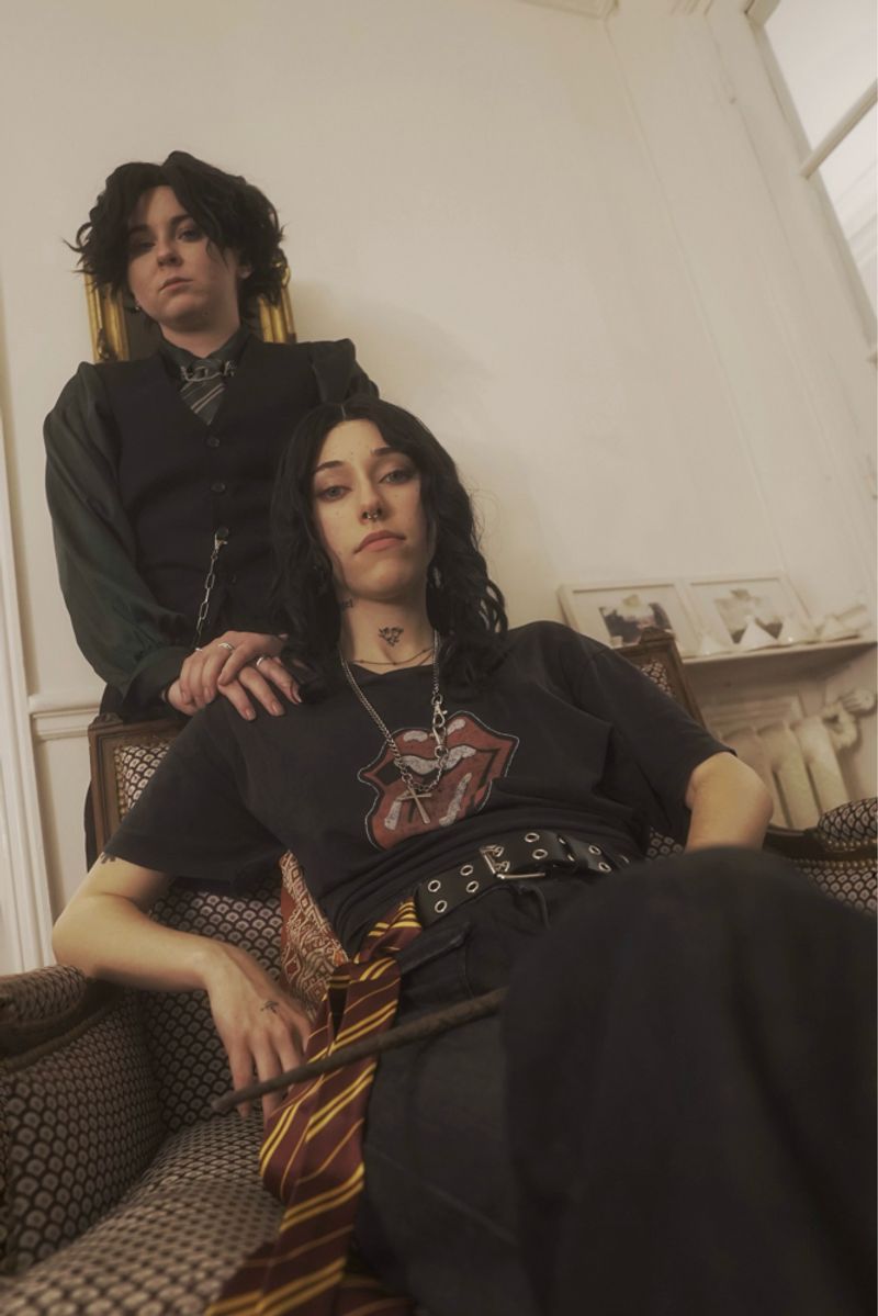 Neon_ – Noble house of black