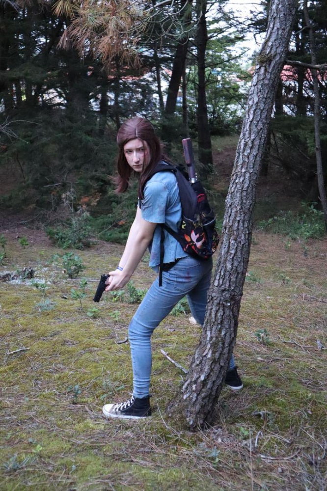 Ellie TLOU2 forest - Photo 2