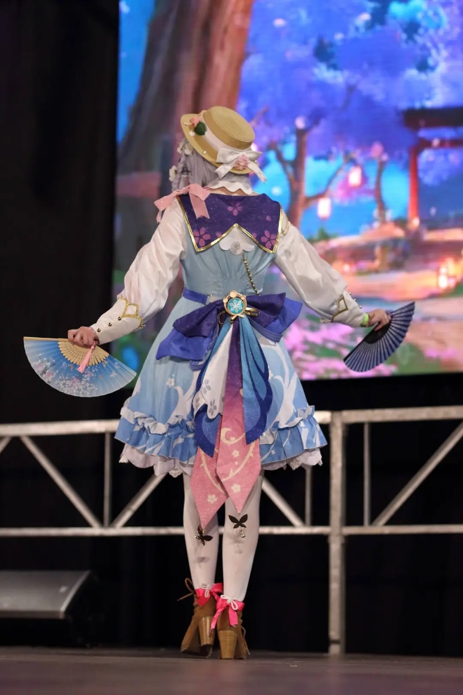 Ayaka on stage  - Photo 3