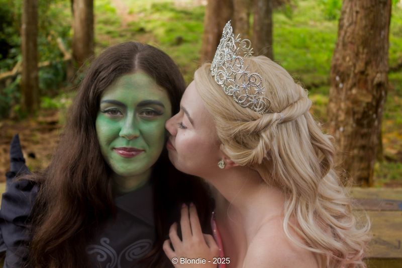 Michiru_cosplay – Elphaba & Glinda💚🩷