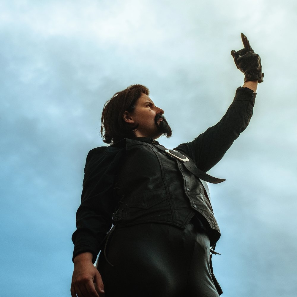 Izzy hand  - Photo 4