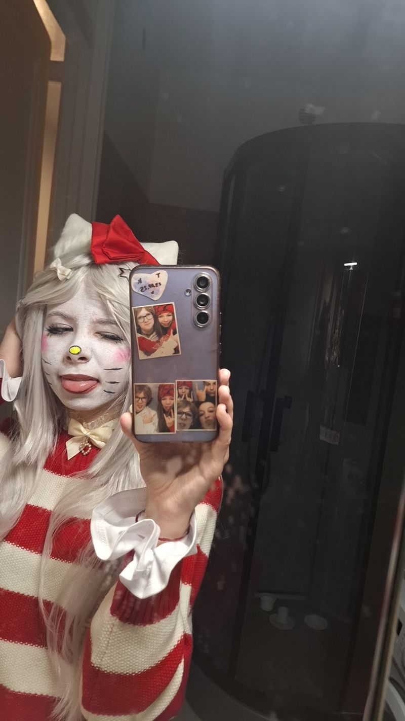 𝒊𝒔𝒐𝒍𝒚𝒏 – Hello kitty >.<