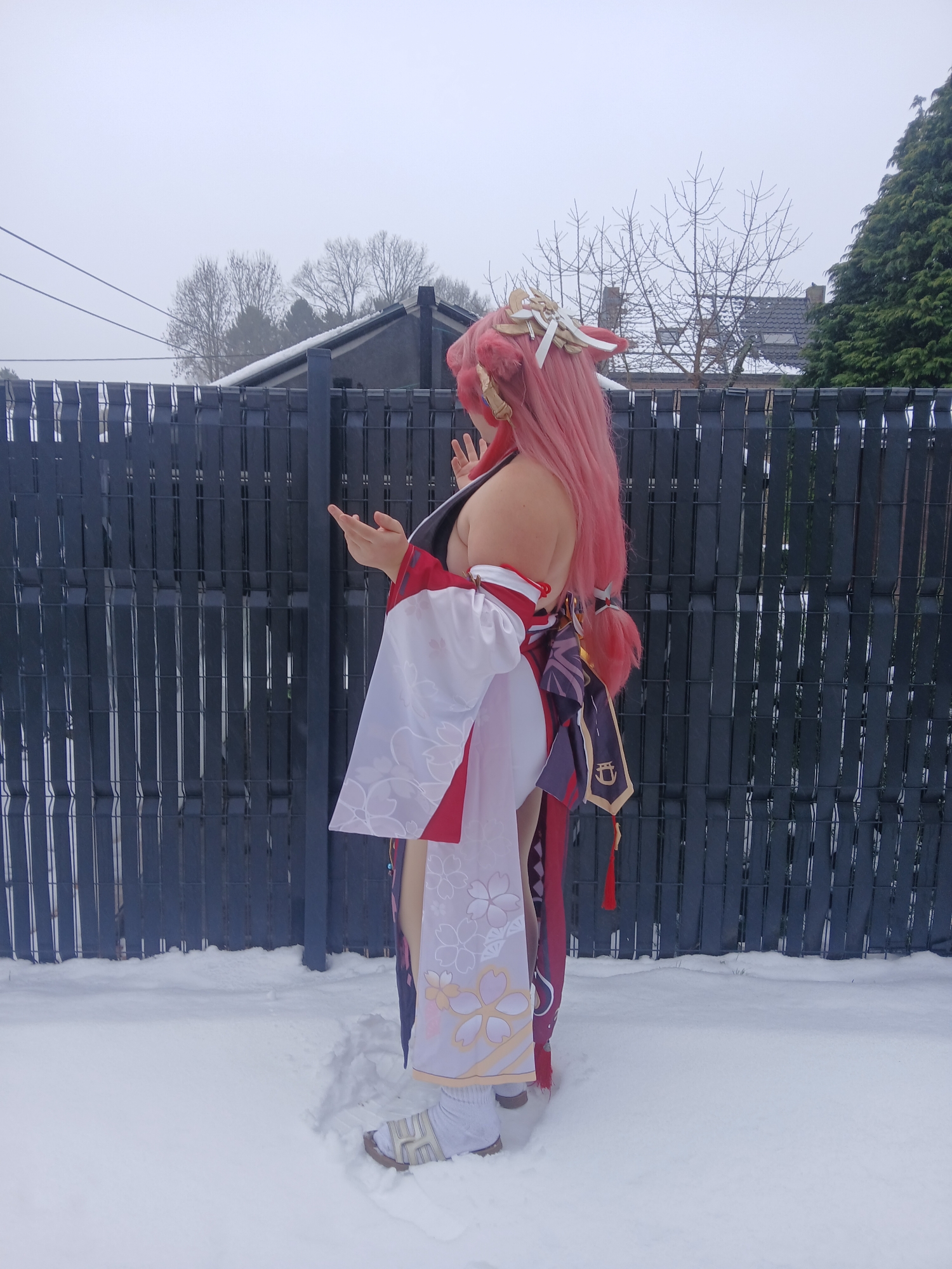 Yae miko in snow - Photo 1