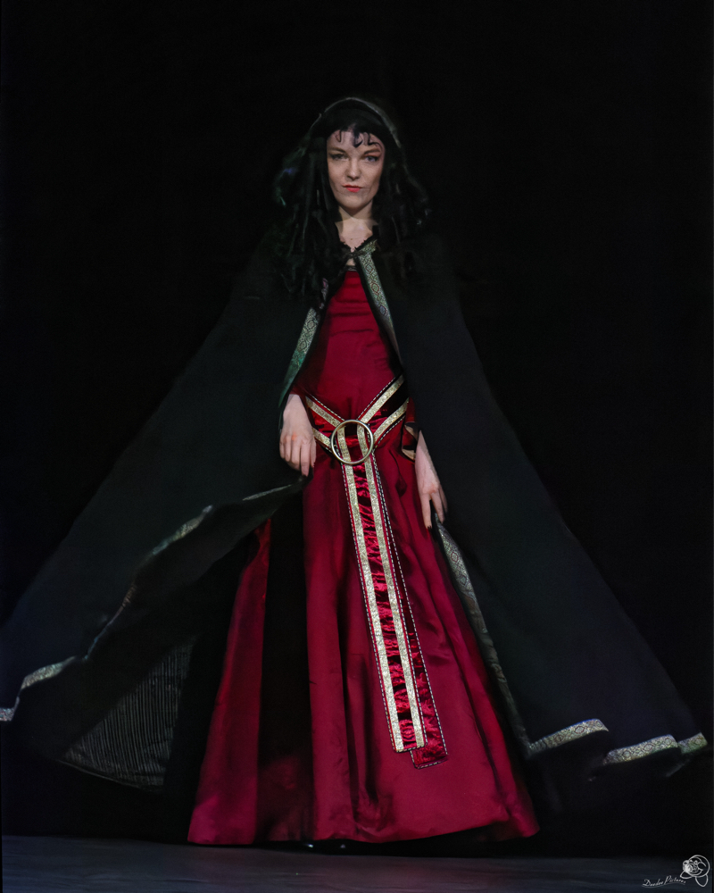 Show Cosplay - Photo 1