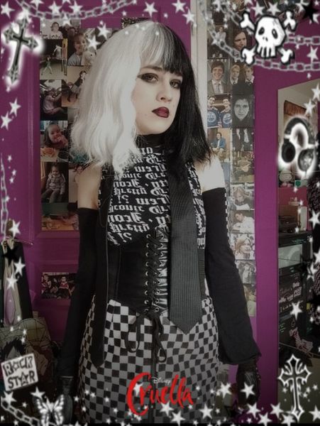 Phoenix._.cosplay - Cruella