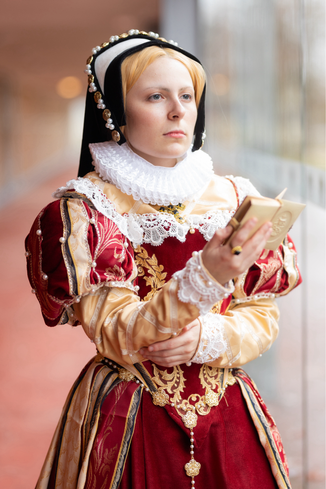 Mary I of England Cosplay - Photo 19