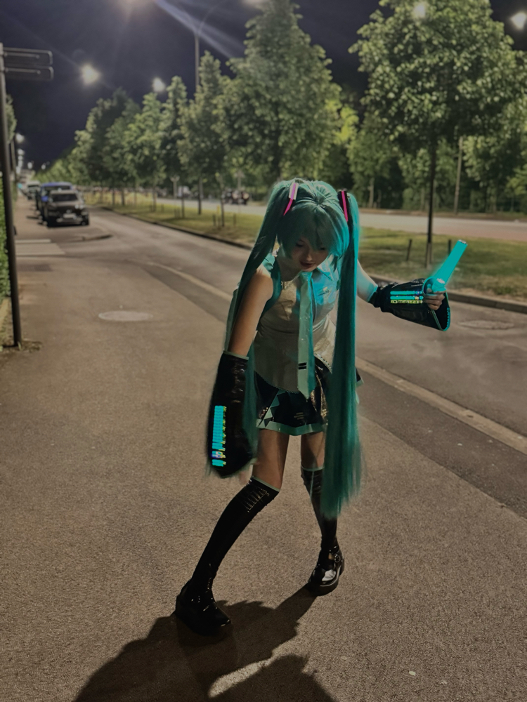 HATSUNE MIKU 🌃 - Photo 1