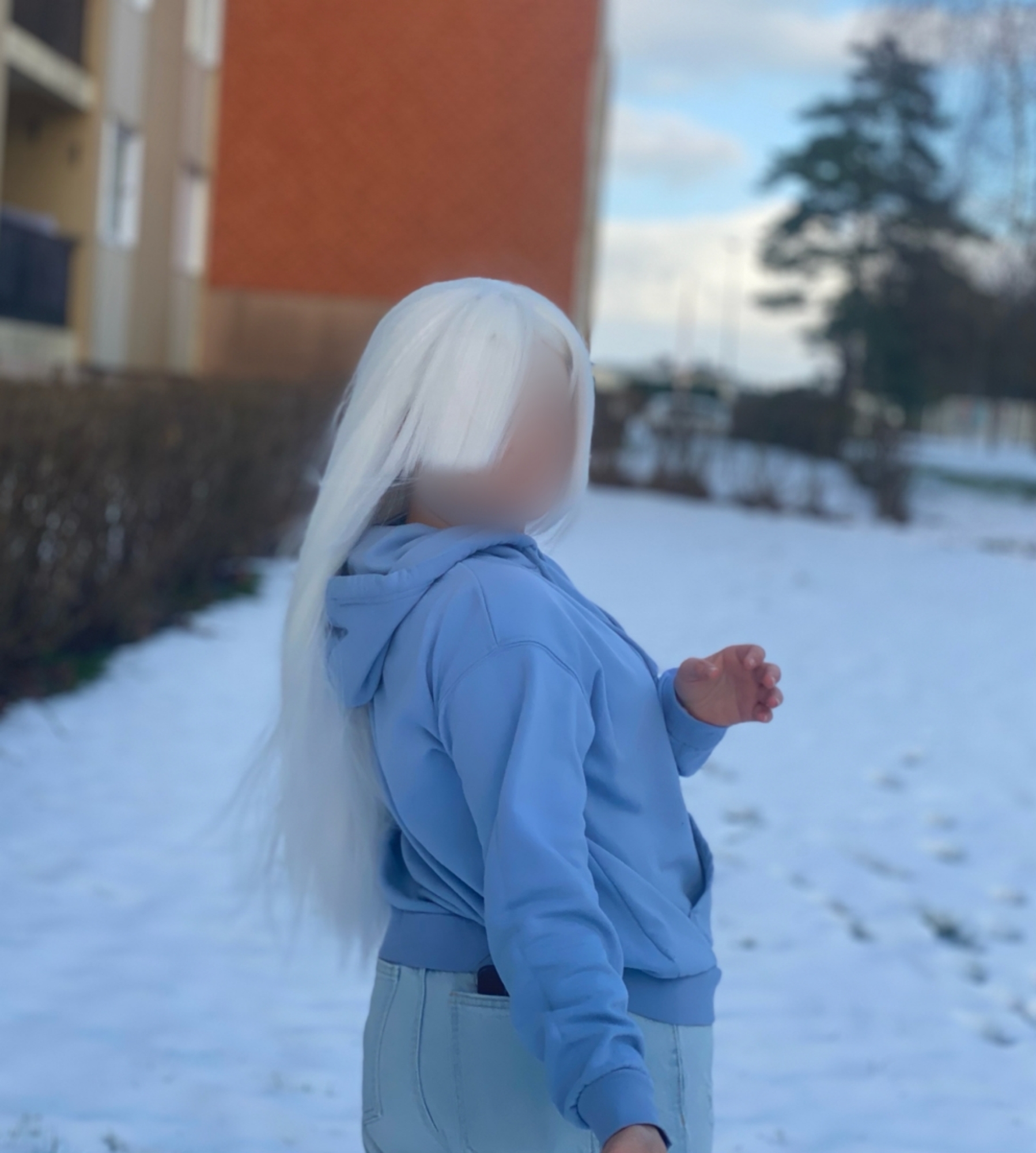 Elizabeth in snow - Photo 3