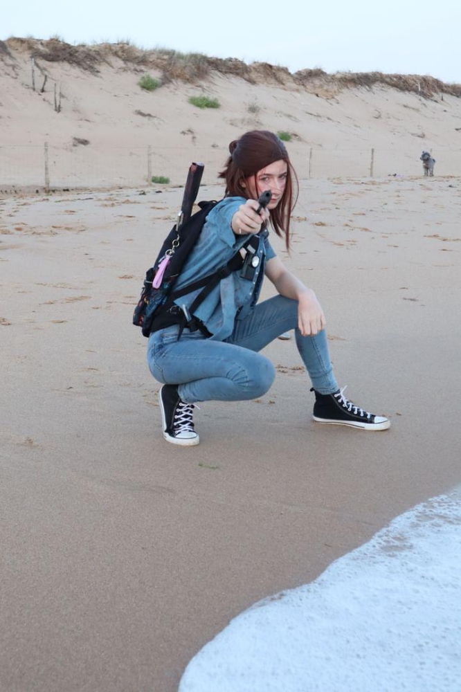 Ellie TLOU2 beach - Photo 11