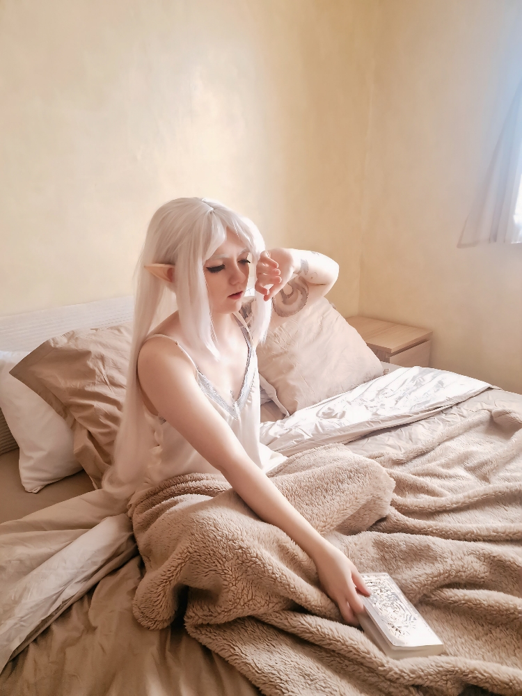 Frieren sleeping — photo 6