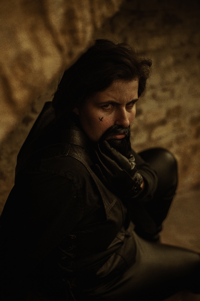 Izzy hand  - Photo 3