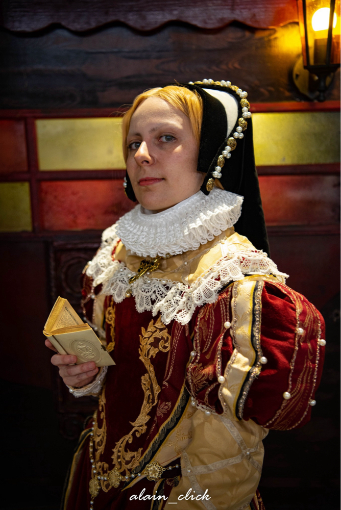 Mary I of England Cosplay - Photo 11