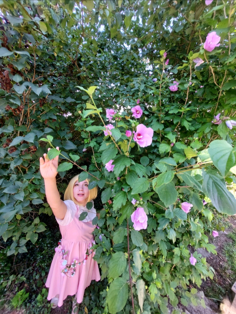 Elaine(Pink Dress) - Photo 2